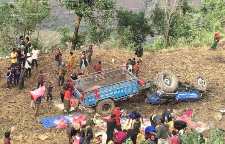 बाजुरामा ट्र्याक्टर दुर्घटनामा ३ जना घाइते